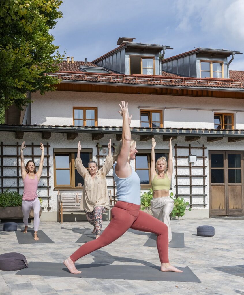 Yogapose auf der Terrasse des Mountain Retreat Centers