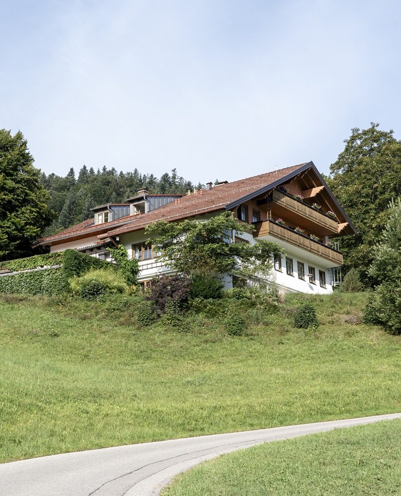Außenansicht des Mountain Retreat Centers von unten