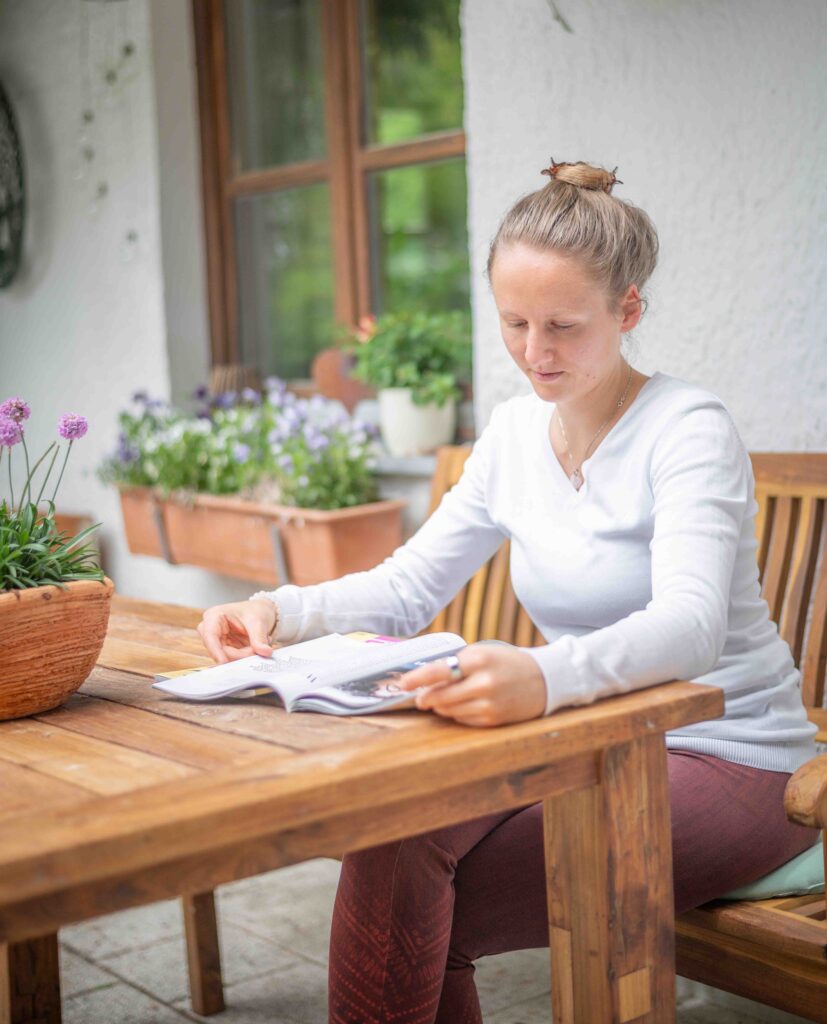 Gast liest im Freien am Mountain Retreat Center
