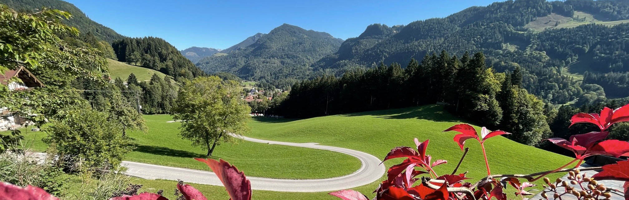 Blick vom Mountain Retreat Center ins herbstliche Chiemgauer Tal mit Bergpanorama