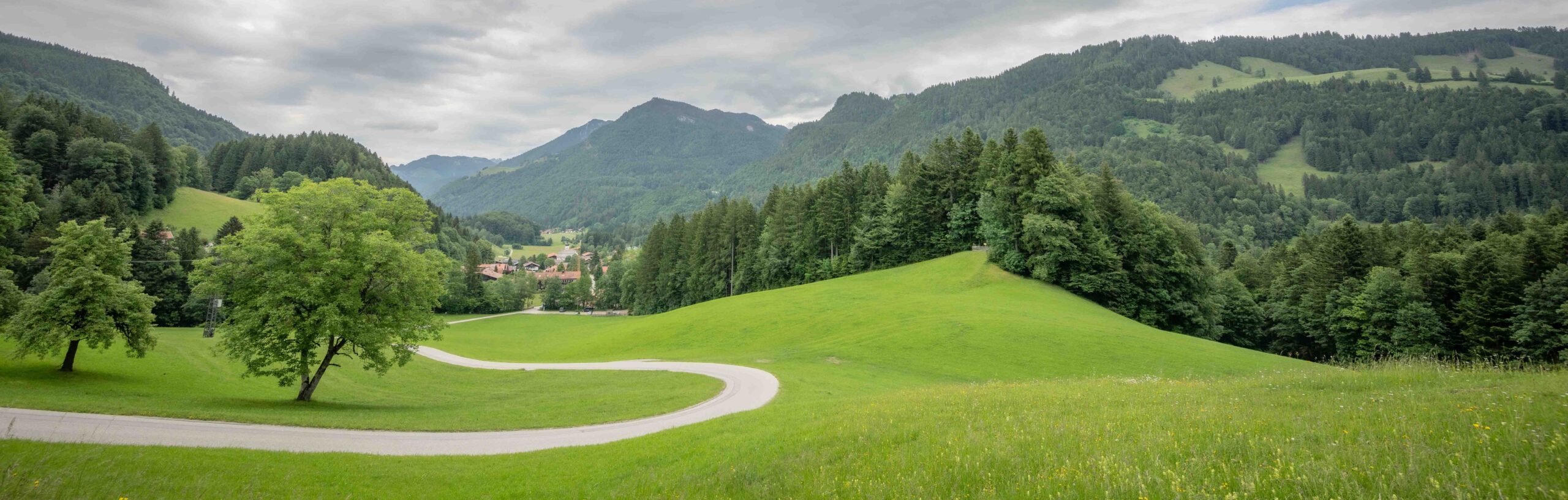 Panoramablick auf das Chiemgauer Tal mit Bergkulisse beim Mountain Retreat Center