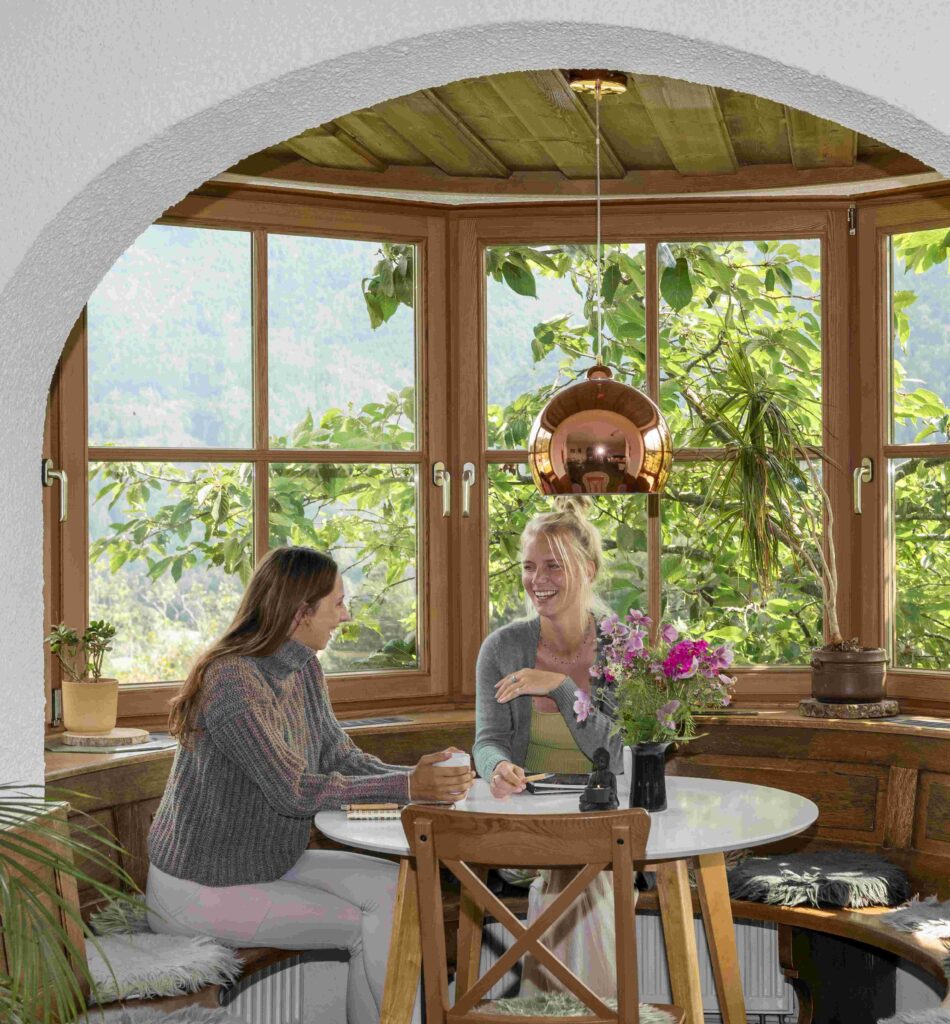 Zwei Gäste unterhalten sich im Aufenthaltsraum im Mountain Retreat Center