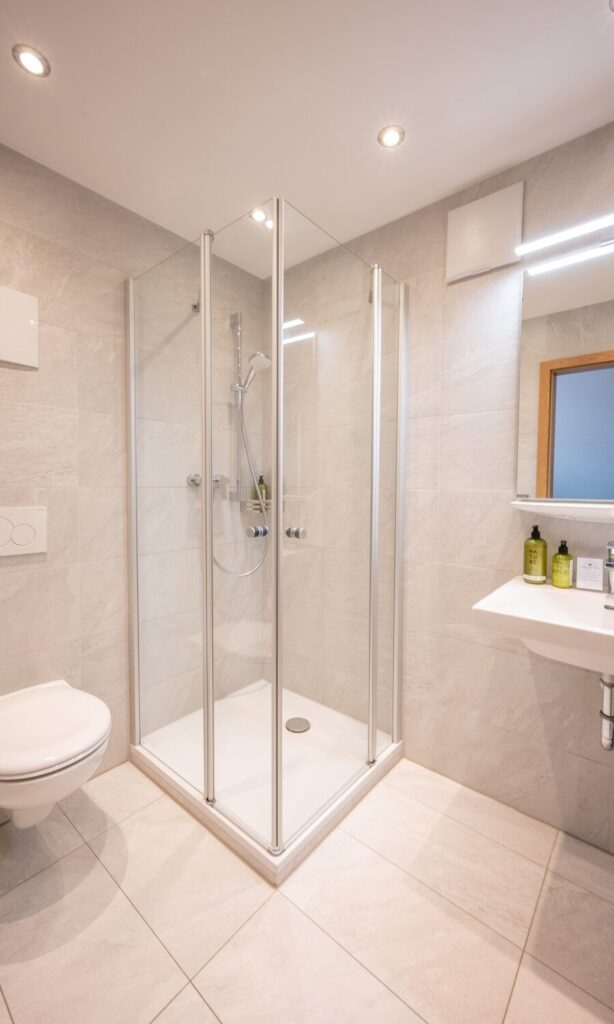 Neu renoviertes Badezimmer im Mountain Retreat Center