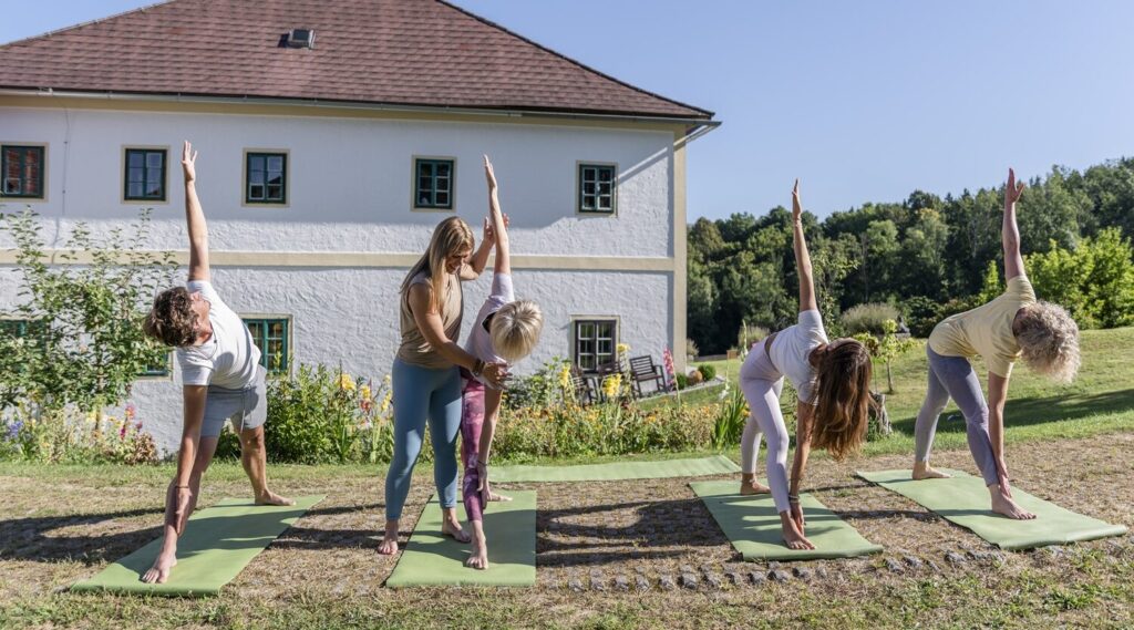 Yogagruppe vorm Kleebauer Hof