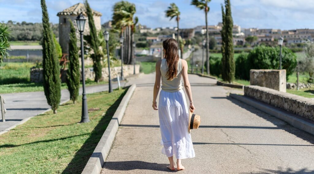 Frau am Weg vor der Son Manera Retreat Finca