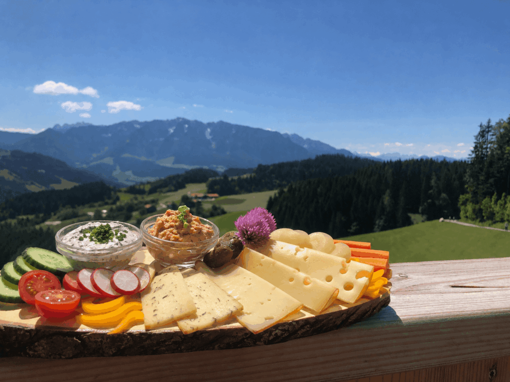 Vegetarische Jause auf der Stoanaalm mit Blick auf die Alpen