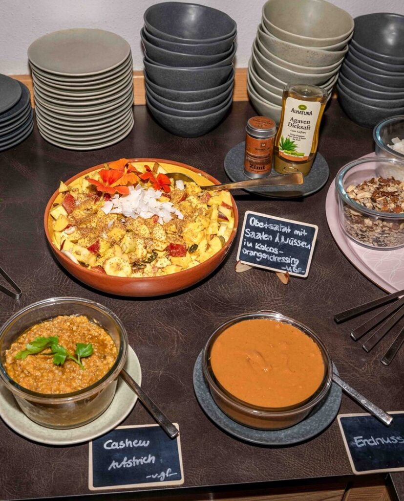 Frühstücksbuffet mit Porridge und frischem Obst im Mountain Retreat Center