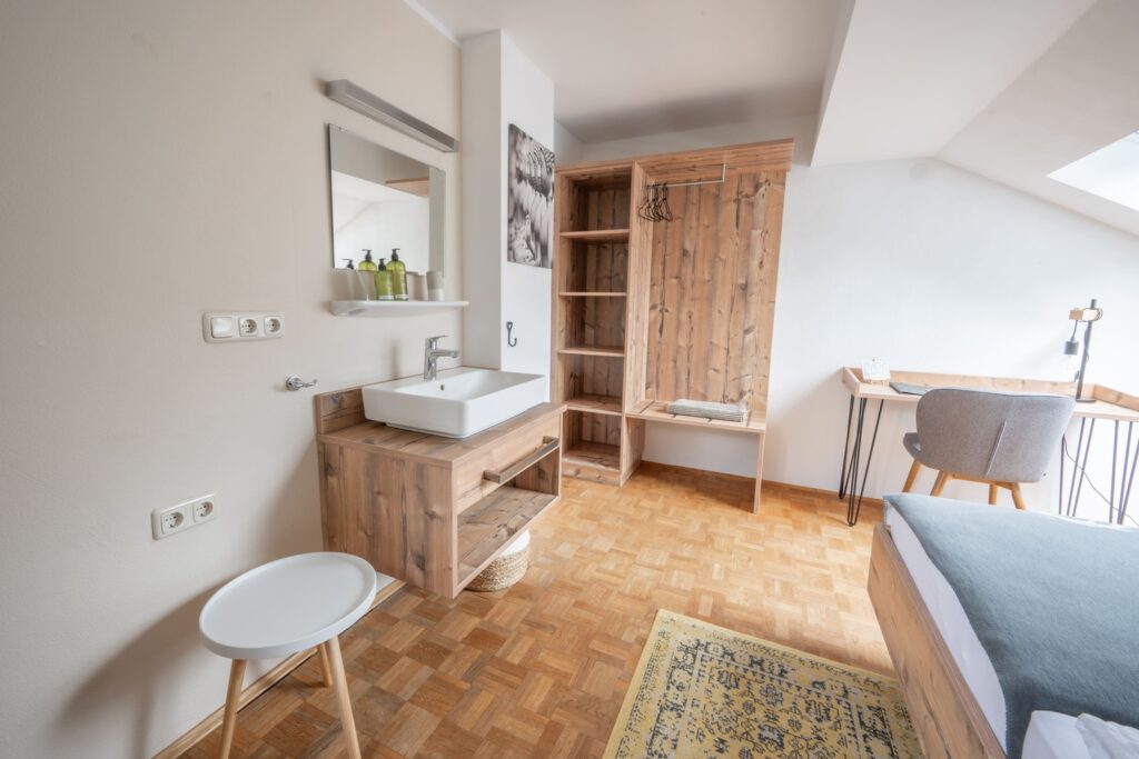 Helles, renoviertes Doppelzimmer im Mountain Retreat Center