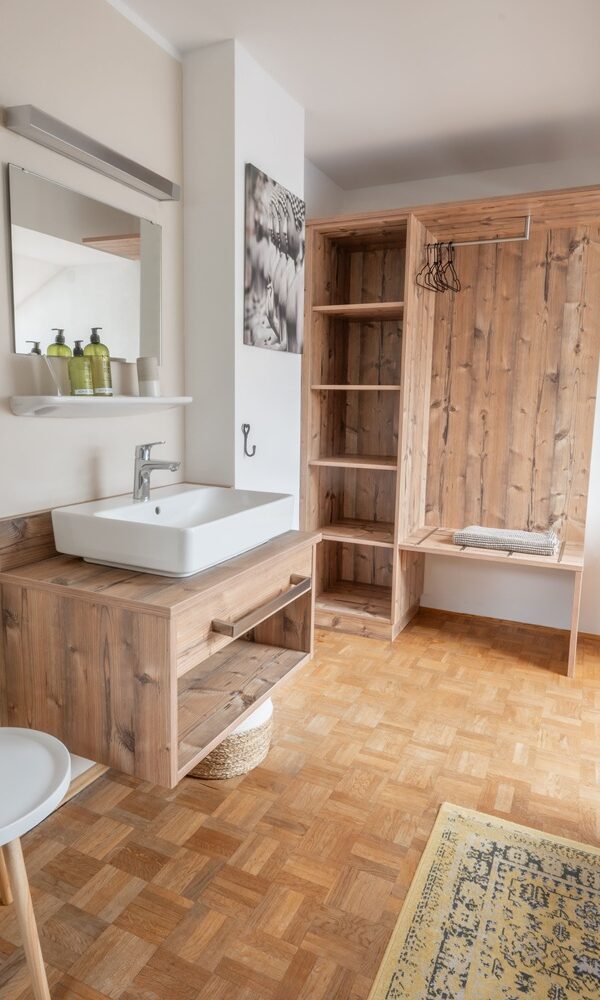 Helles, renoviertes Doppelzimmer im Mountain Retreat Center