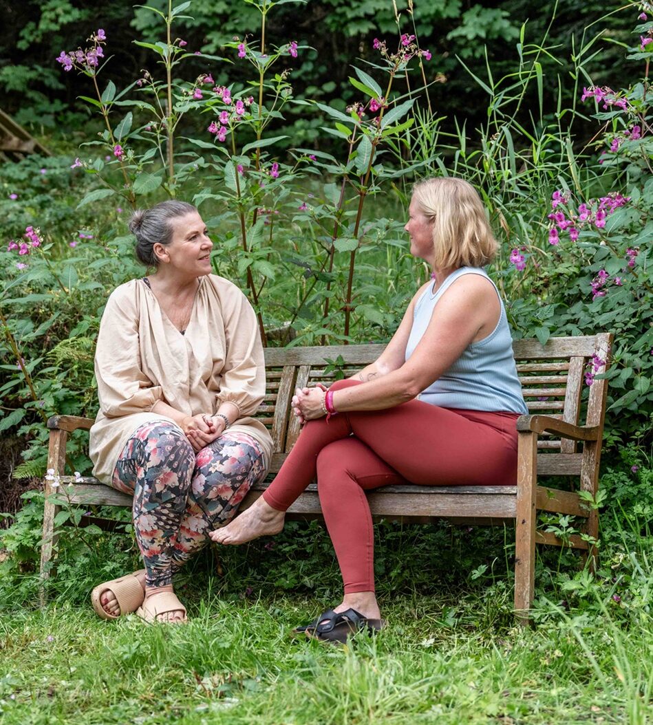 Gäste sitzen im Garten des Mountain Retreat Center im Gespräch