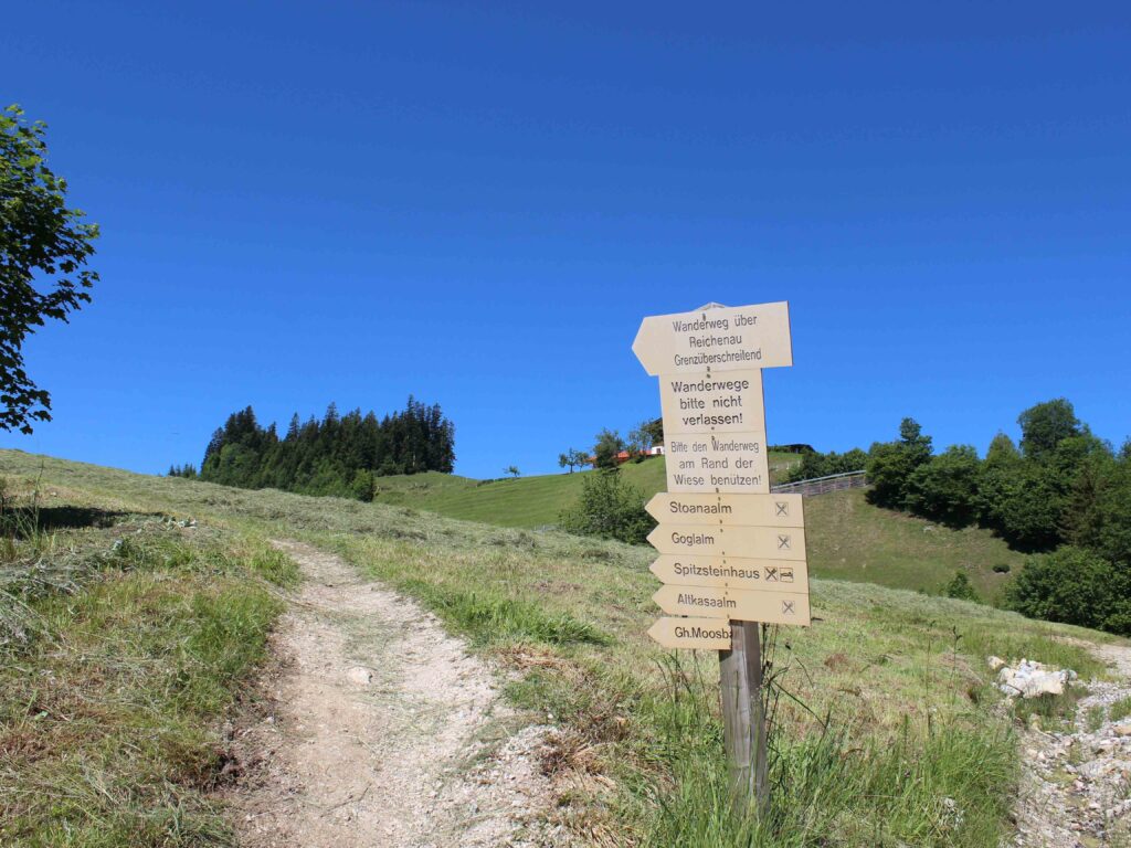 Wegweiser am Mountain Retreat Center mit Zielen Stoanaalm, Goglalm, Spitzsteinhaus und Altkasaalm