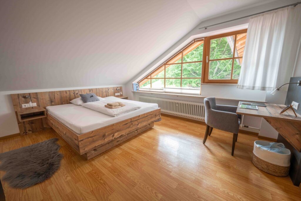 Doppelbett in einem Zimmer im Mountain Retreat Center