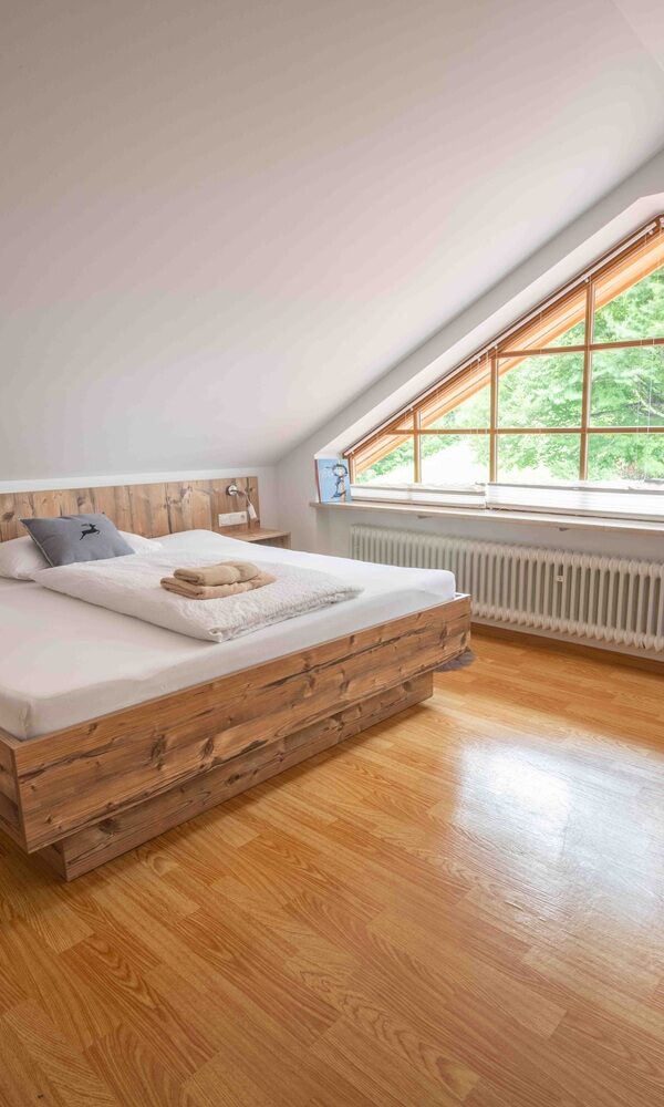 Doppelbett in einem Zimmer im Mountain Retreat Center